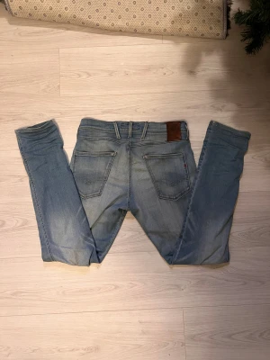 Replay anbass med slitningar  - Säljer ett par feta replay anbass med slitningar storlek 30/32. Säljer pga har för många jeans och vill bli av med ett par. De är bara att skicka om ni har några funderingar om jeansen. 