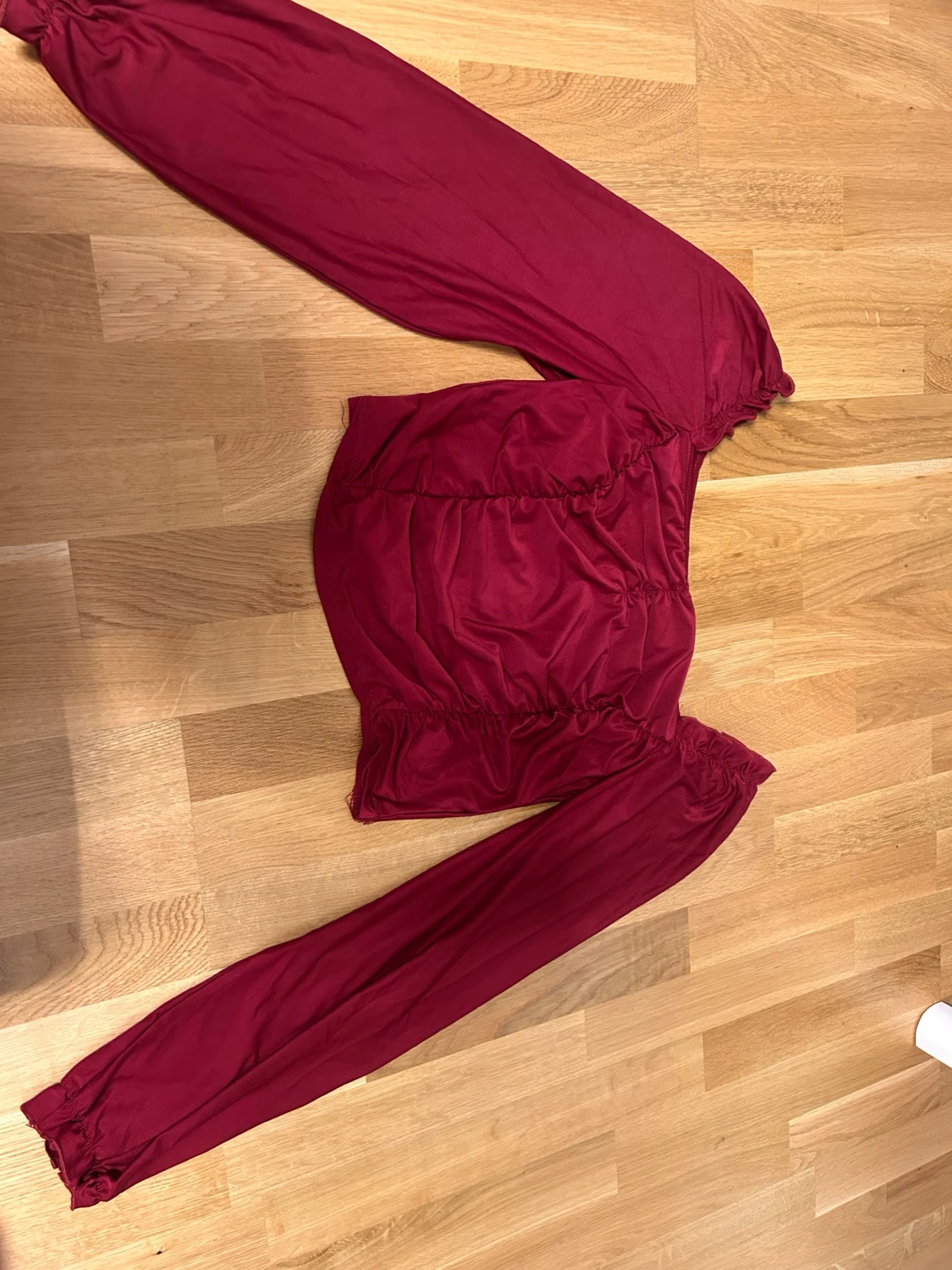 Vinröd offshoulder topp med långa ärmar