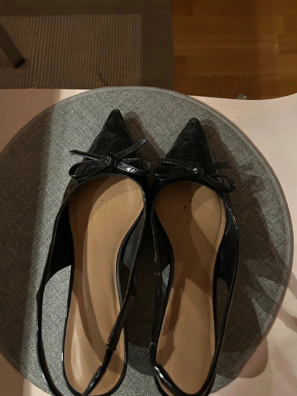 Svarta klackar med rosett och spetsig tå - 1