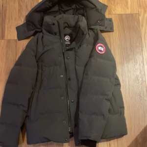 Canada goose jacka - Size S Skick 9/10 Allt finns med Pälsen är lite sliten efter en tvätt men allt annat är helt perfekt. 