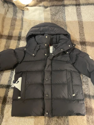 moncler vezere down jacket - Hel svart pufferjacka från Moncler🤩 Perfekt Vinterjackan🥶☁️Modell🟰moncler vezere(Moncler Maya 70), Matrial Nylon & Bomull☑️ Medföljer Moncler tags 🏷️ vid köp, och Vinted verifierings tag från när den köptes från en leverantör. Storlek 1/S. Justerbar Midja, Nfc Scan✔️ Qr kod✔️Avtagbar luva✔️ Jackan är Äkta✅ Otroligt skick🙌 Kan ses över som ny 🆕 från butiken. Behöver du extra bilder🤳Eller frågor om passform? Kontakta Mig⤵️.                                                          ❗️Pris kan diskuteras ❗️