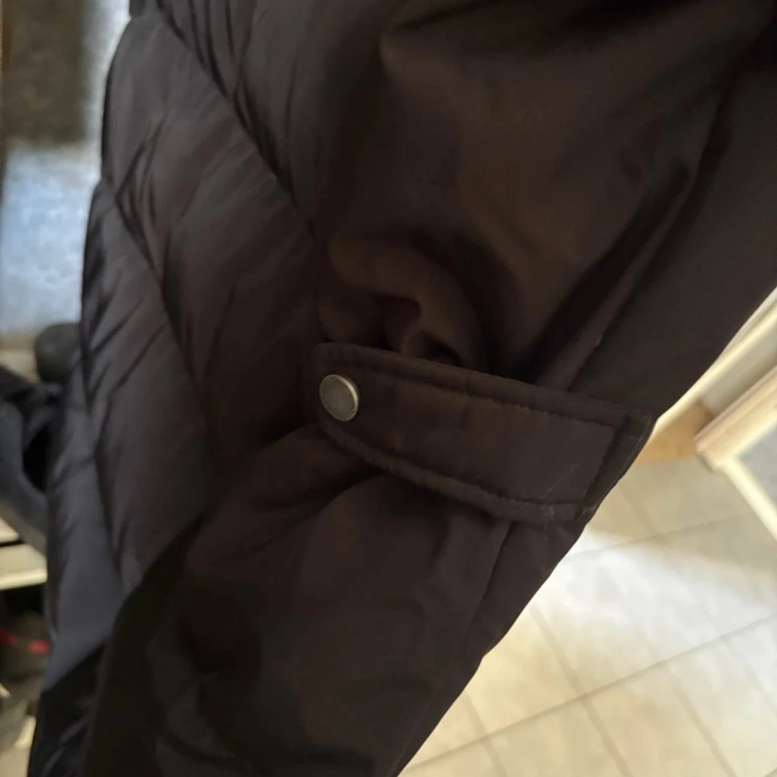 Svart dunjacka med päls från Hollies - 3