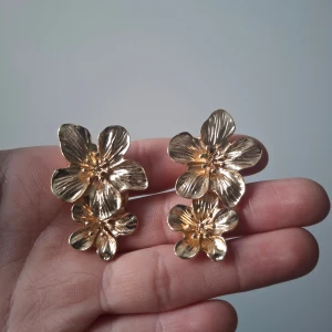 Guldiga blommiga örhängen - Aldrig använda! (: