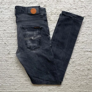 Nudie Lean Dean *Sale Sample* - Säljer dessa extremt snygga nudie jeans som är sålda som ”sale sample” vilket innebär att de iprincip är 1 of 1!! 🫰🏻| Modell: Lean Dean (slimfit)⭐️| 29/32, passar 28/32 bättre | Hål i höger bakficka som syns på bilderna, bidrar till looken enligt mig och har även hål i grenen men går att sy 🧵| Hör gärna av dig! /👑