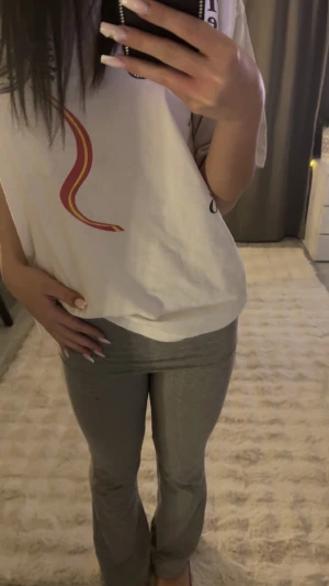 Grå yoga pants från Gina  - Gråa yoga pants från Gina i storleken XS! En liten fläck på men går förmodligen bort i tvätten annars är det inga fel på dom! Ordinarie pris är 360kr!