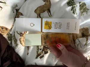 Alyssa Ashley Vanilla parfym 100ml - Vanilla by Alyssa Ashley, Eau Parfumée Cologne Spray. Flaskan innehåller 100 ml och har en stilren design. Perfekt för dig som vill sticka ut med en klassisk och ungdomlig touch.