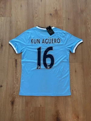 Manchester City Kun AGÜERO retro fotbollströja - Helt oanvänd med tags kvar och Nike påse. Storlek small. Skriv privat för fler bilder eller vid funderingar!