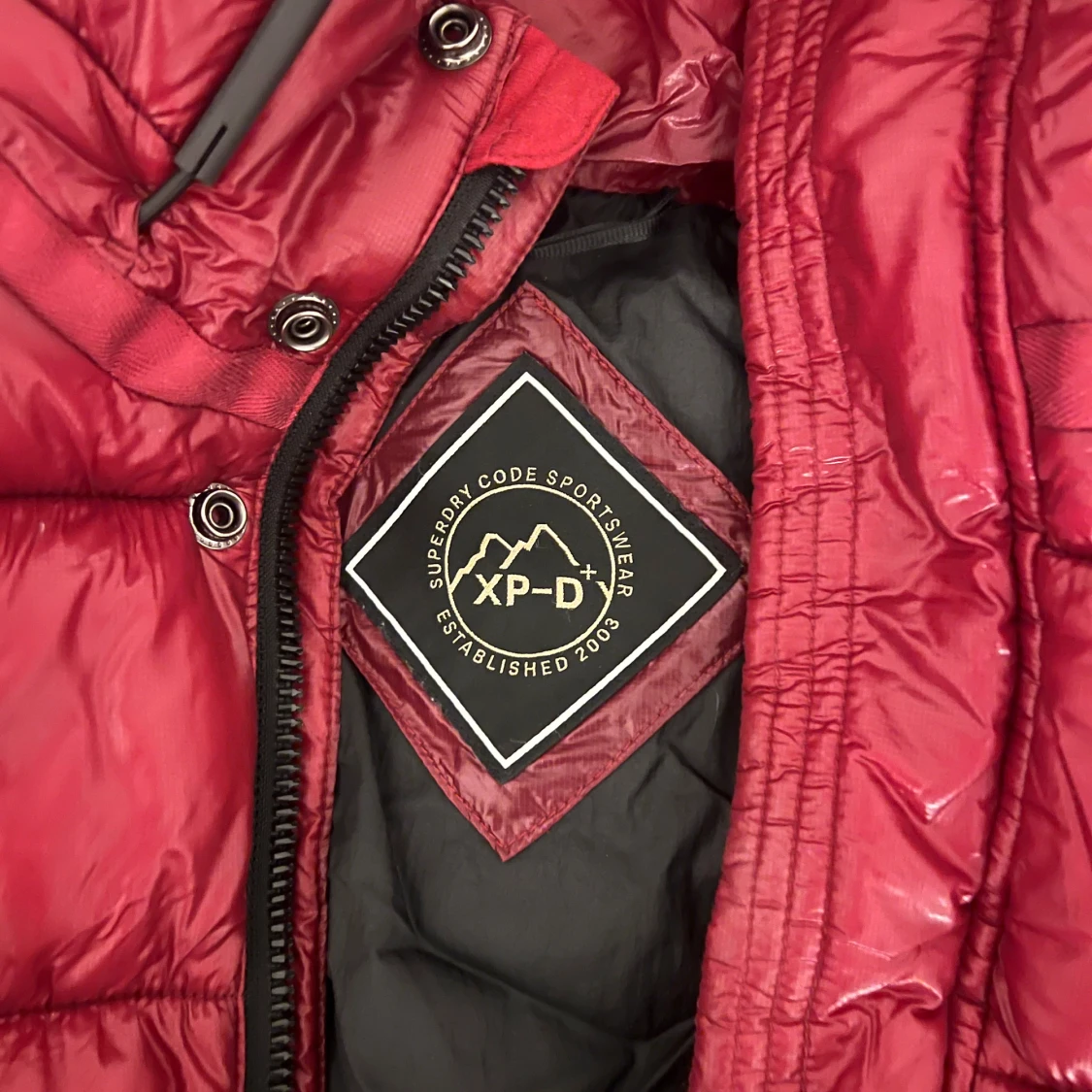 Vinröd pufferjacka med huva från Superdry - 4