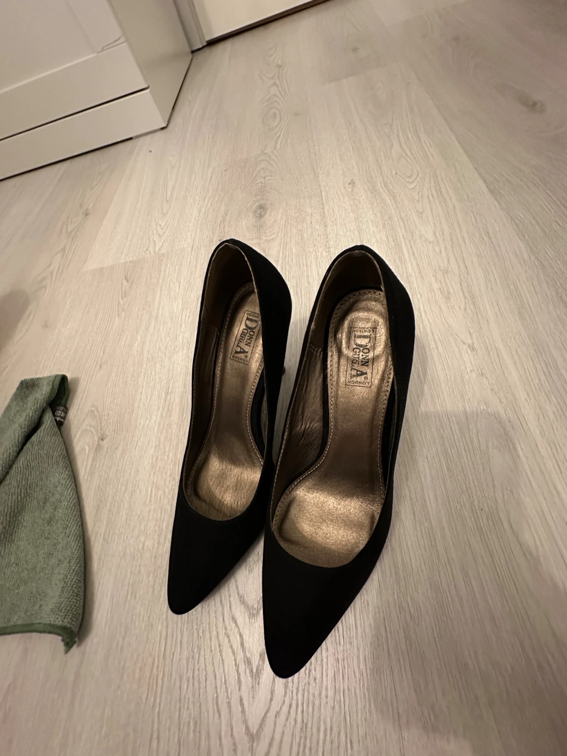 Svarta pumps från Donna Girl London - 3