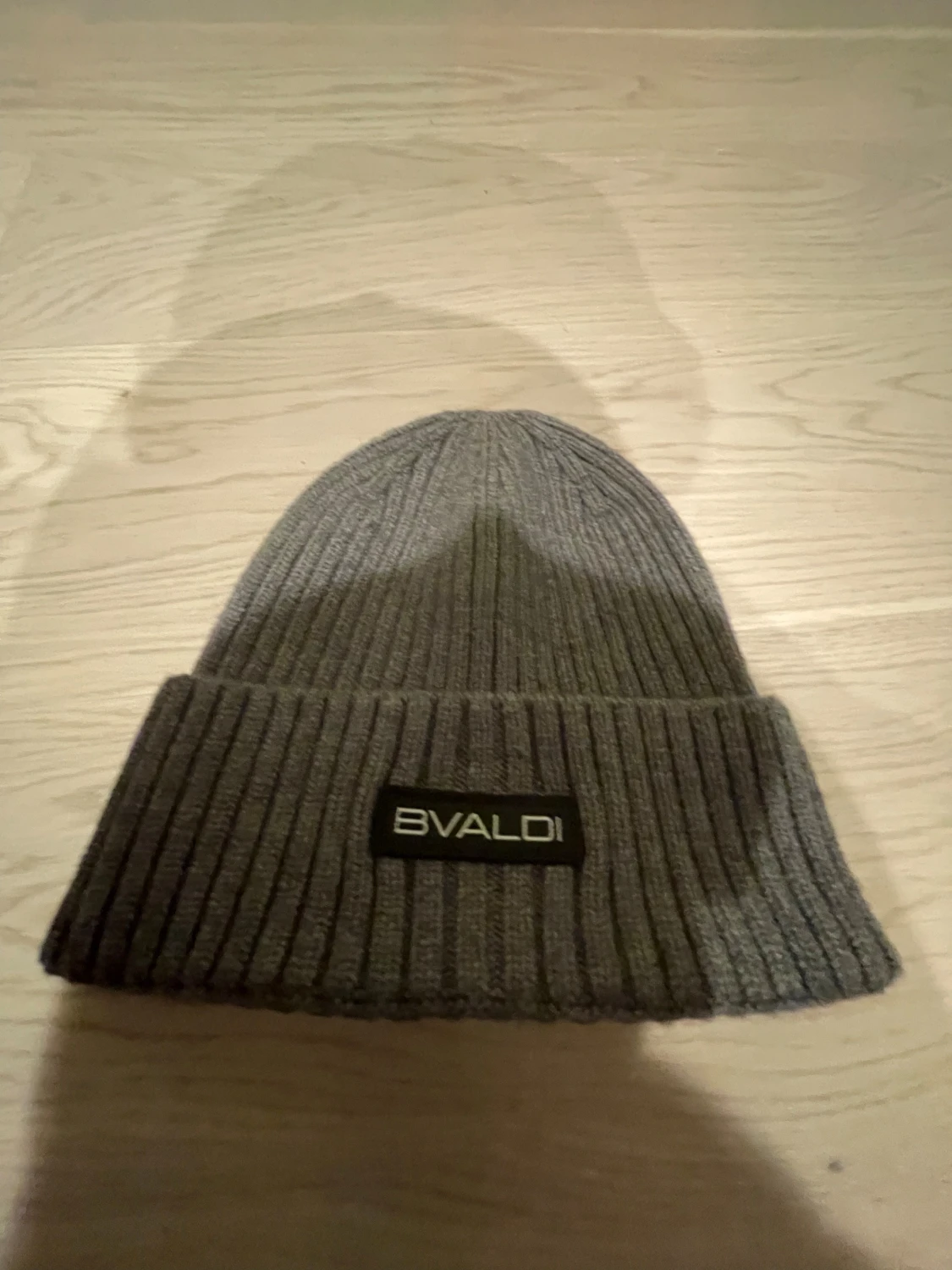 Grå ribbstickad mössa från BVALDI - 2