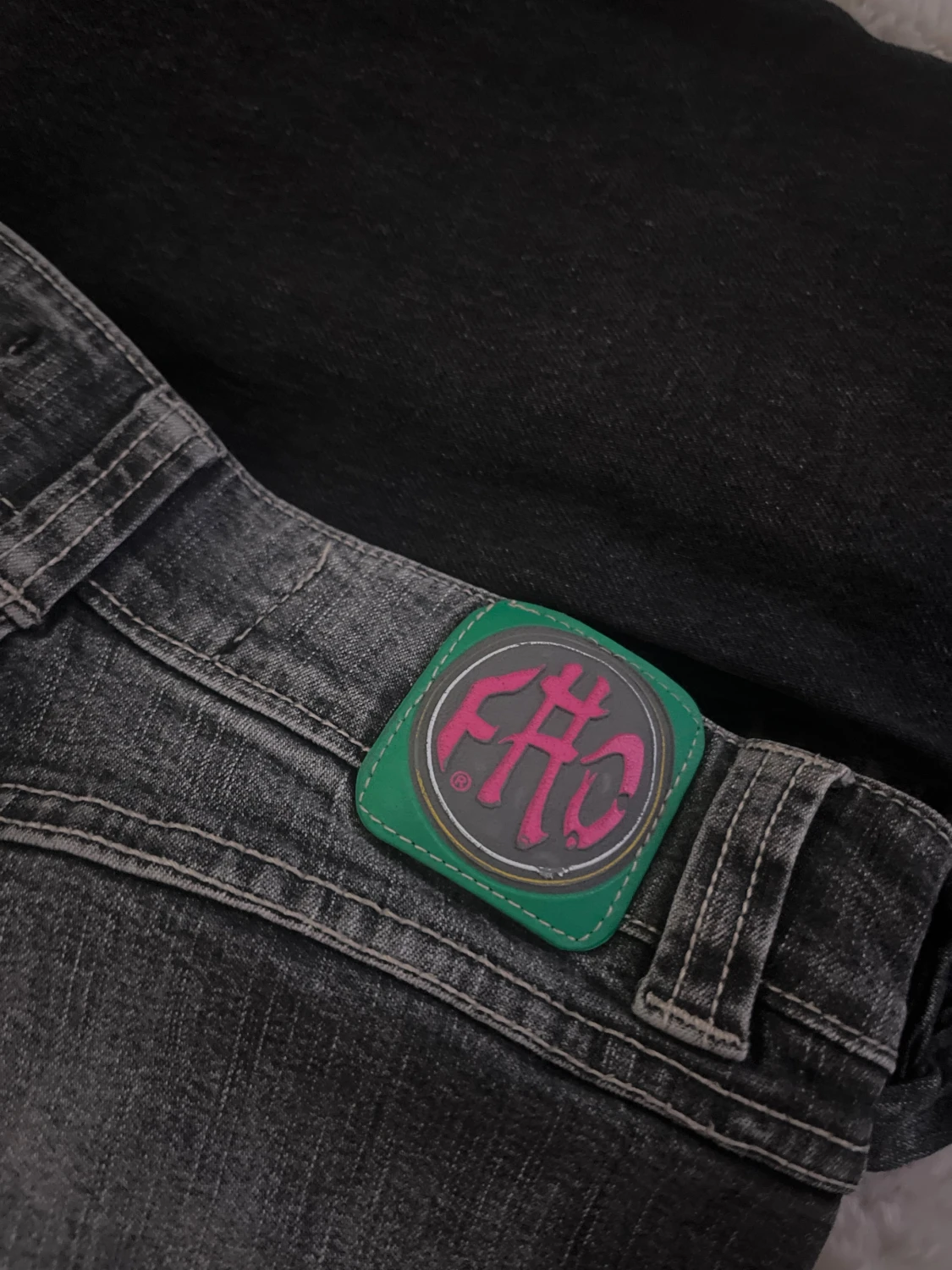 Svarta vintage jeans från märket FHO - 2