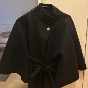 Poncho Missäy  - Poncho från Missäy som jag använt endast två gånger som är i superfint skick! Kommer tyvärr inte till någon användning därav säljer jag denna fina ponchon! 🥰 skriv vid frågor 🫶🏻pris kan diskuteras 