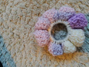 Virkad scrunchie i pastellfärger  - Supergullig virkad scrunchie i lila rosa och gul som jag själv har gjort. Perfekt för att ge din frisyr en söt och färgglad touch. Handgjord känsla och unik design som sticker ut.