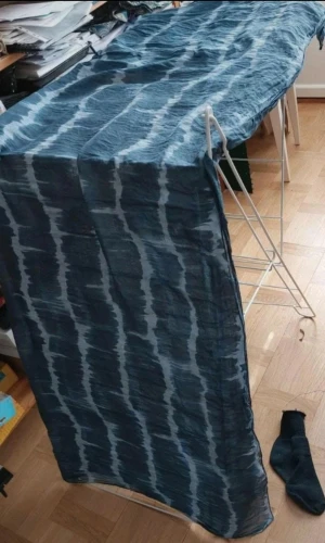 Blåvit sjal från STANK Stockholm - Snygg och tunn sjal från STANK Stockholm i blått och vitt med coolt randigt mönster. Tillverkad i Italien av 80% bomull och 20% silke, vilket gör den både mjuk och luftig. Perfekt accessoar för att lyfta din outfit.