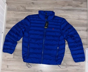 Blå quiltad från Polo Ralph Lauren - Ny med prislapp!🏷️ inköpspris 3811 kr🙌 Hör av er vid frågor!👍