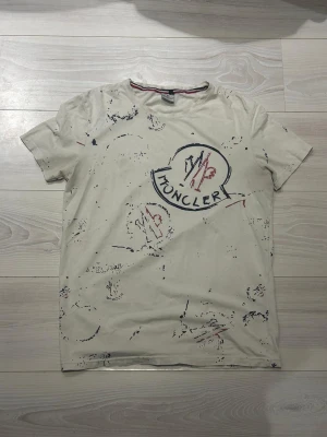 Vit Moncler t-shirt  - Otroligt snygg vit moncler T-shirt! Storlek S, pris kan diskuteras!