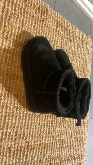 Svarta UGG  - Säljer mina svarta uggs då jag har köpt ett par andra. Skorna tvättas innan dem skickas👍🏻