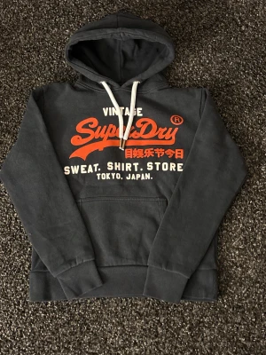 Hollister hoodie (sällsynt) - Säljer nu denna eftertraktade hoodien från Superdry. Skick 9/10. Sjukt snygg och passar perfket nu till hösten. Obs kan gå ner i pris vid snabb affär!