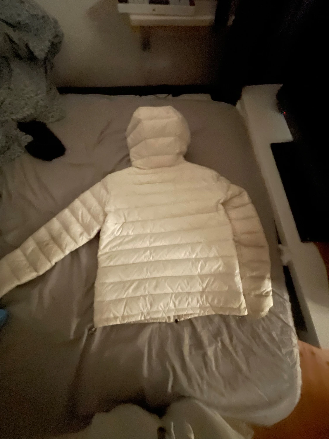 Vit Moncler dunjacka med huva