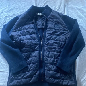 Mörkblå cardigan från Massimo Dutti - Säljer en snygg mörkblå cardigan jacka från Massimo Dutti. . Perfekt för höst och vår . Jackan är i  mycket bra skick och passar både till vardags och lite finare tillfällen. Ny pris 1500 men jag säljer för 450 !! Pris går att diskutera 