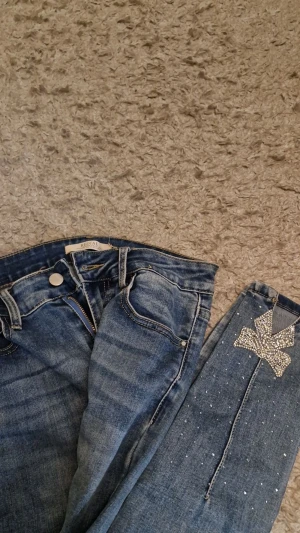 Jeans - Säljer dessa jeans i väldigt fint skick. Har ni frågor eller är intresserade är det bara att höra av sig❤️