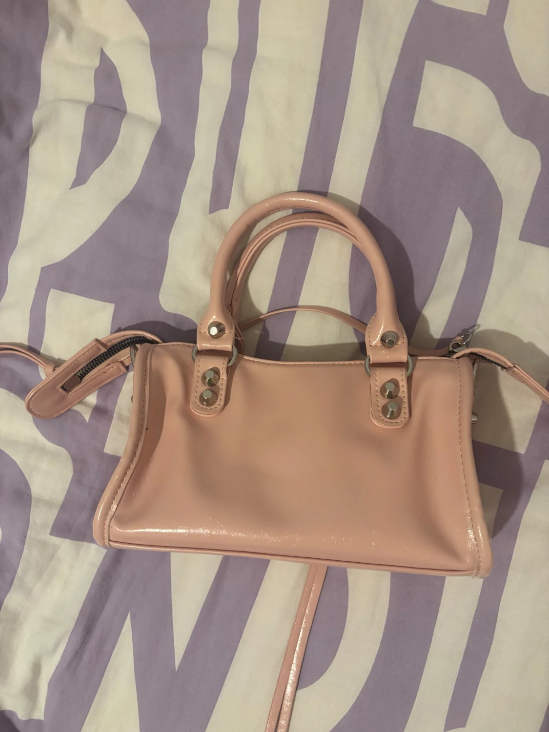 Ljusrosa handväska med silverdetaljer - 2