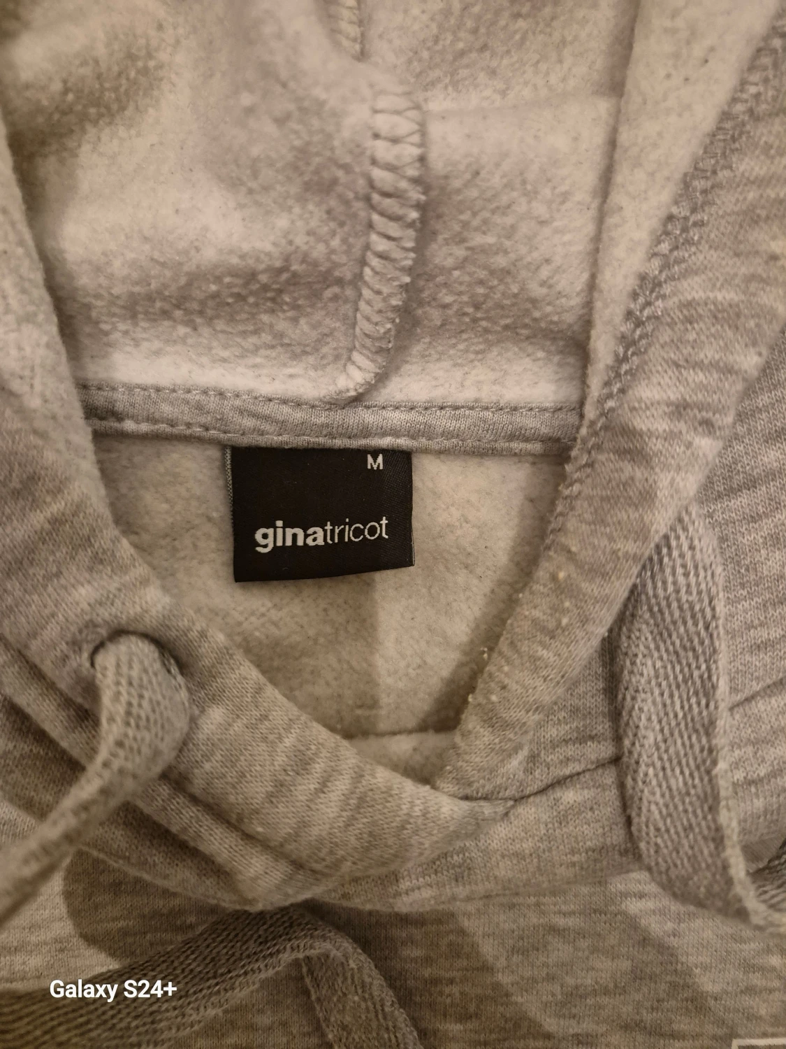 Grå hoodie med LA-tryck från Gina Tricot - 1