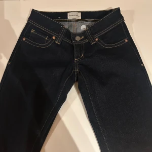 Mörkblå Abrand jeans - Säljer mina mörkblåa Abrand jeans som är använda exakt en gång och köpta för 1000kr så de är i helt nytt skick. De är i storlek 23 tall. Pris kan diskuteras?