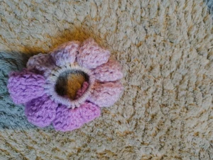 Handgjord virkad scrunchie  - Superfin handgjord virkad scrunchie i lila med volangkant. Perfekt för att ge din frisyr en söt och färgglad touch. Mjuk och stretchig, passar både till uppsatt hår och som accessoar runt handleden. Virkad av mig!