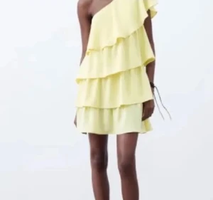 Gul volangklänning oneshoulder - Efterfrågad och super fin volangklänning från Zara som ej säljs längre. Den är i princip nästan oanvänd.