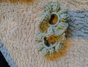 Set med två virkade scrunchies  - Superfin handgjord virkad scrunchie i lila med volangkant. Perfekt för att ge din frisyr en söt och färgglad touch. Mjuk och stretchig, passar både till uppsatt hår och som accessoar runt handleden. Virkad av mig! Säljs som ett par.