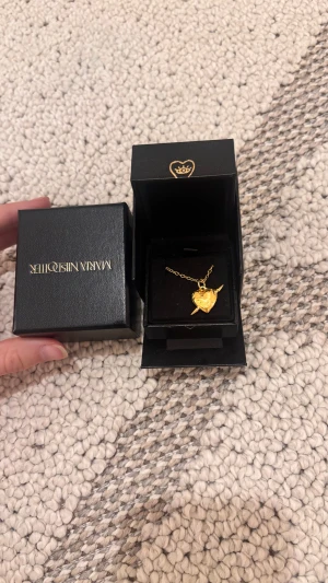 Maria Nilsdotter - Halsband från Maria nilsdotter. Fint skick, köpt på NK i Göteborg, kvitto och mer medföljer. Kedjan 40cm, guldplaterat. Nypris: 3495kr 