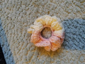 Pastellfärgad virkad scrunchie - Superfin virkad scrunchie i mjuka pastellfärger som rosa, gul och beige. Perfekt för att ge din frisyr en söt och färgglad touch. Den fluffiga och virkade designen gör den extra charmig och unik. Virkad av mig! 