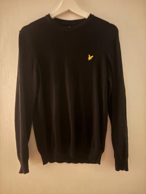 Finstickad Lyle&Scott tröja - Säljer denna finstickade lyle&scott tröjan eftersom jag inte använder den längre, är svart och passformen är bra, sitter som man vill ha den.