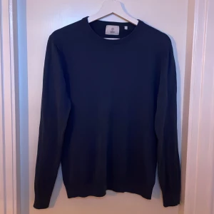 Bläck, Stickad Crewneck storlek S - Tjena, säljer denna blåa stickade crewnecken från märket Bläck i fint skick. Tröjan är i storlek S och har inga defekter. Mitt pris: 149kr! Tveka inte på att höra av er vid frågor, bilder, funderingar osv.🙌🙌