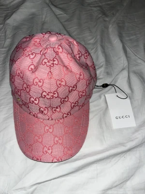 Rosa keps från Gucci med GG-mönster - Säljer en rosa keps från Gucci oanvänd. Går att pruta.