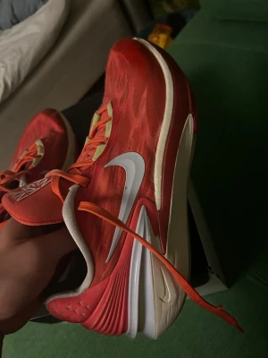 Basketskor/ nike gt cut 2  - Modellen är gt cut 2 ny vs ny en väldigt fin sko som inte många har. Dom är inte defekta på något sätt funkar som nya man har lite tecken på slitage. Priset kan diskuteras! Storlek 44.5 men nypris på dessa var 3000kr