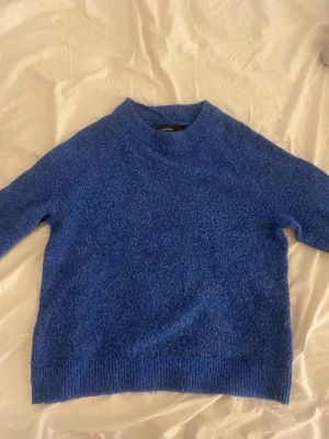 Blå stickad tröja från Vero Moda - Mysig blå stickad tröja från Vero Moda i storlek XS. Perfekt för kyliga dagar och passar dig som gillar klassiska stickade plagg.