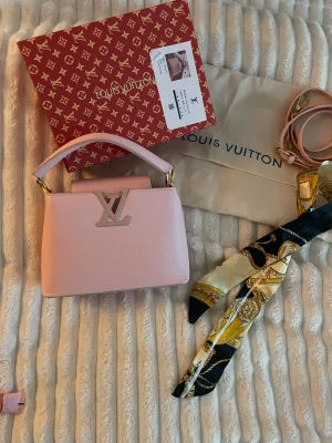 Rosa väska | Inspirerad - Rosa handväska - inspirerad (därav priset). Gott skick. Ca 20cm. Medföljer band, box, dustbag & scarf/twilly. Allt för 225:- skickar även med en extra liten gåva vid snabbköp. Vid köp idag postar jag redan imorgon 🙌🏽 