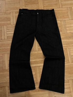 Bootcut jeans från Cheap Monday - Svarta jeans från Cheap Monday i modellen Bootcut. De har låg midja och klassisk femficksdesign. Jeansen är bra kvalitet och helt oanvända. Kontakta vid frågor 