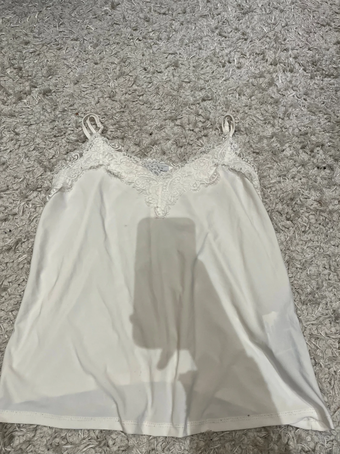 Vit linnetopp med spets från Amisu