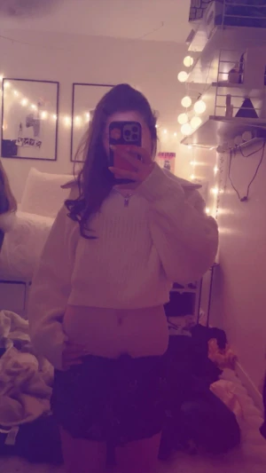 Vit croppad stickad tröja med half zip - Säljer en vit croppad stickad tröja med half zip och bred krage. Tröjan har långärmade ärmar och en ribbad struktur som ger en cool och mysig vibe. Perfekt för dig som gillar trendiga och bekväma plagg med lite edge.