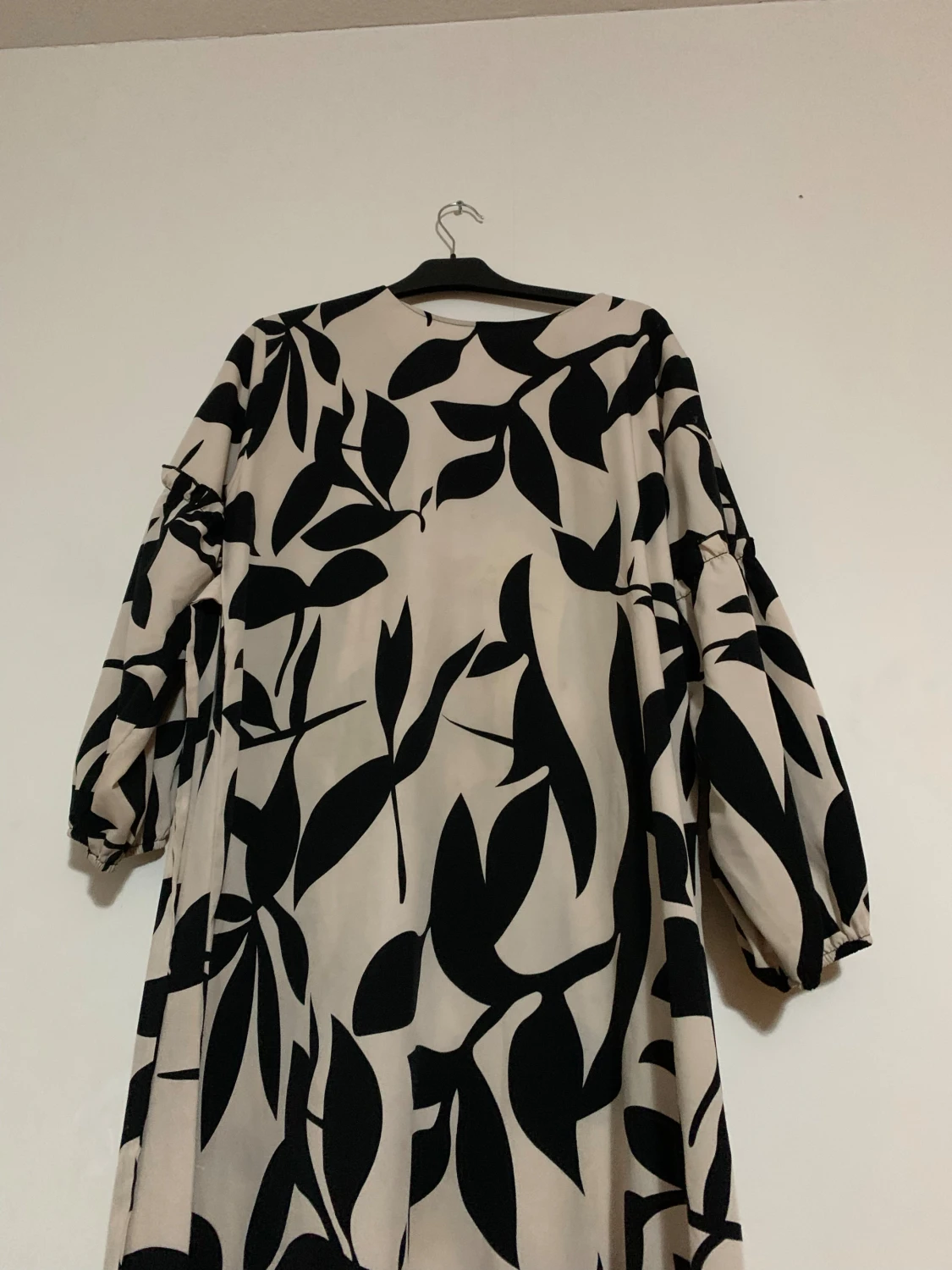 Beige långklänning med svart mönster - 2