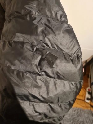 Haglöfs Särna Mimic Hood M Tarn Blue - Säljer en helt ny och oanvänd Haglöfsjacka i storlek Large, enda nackdelen är ett pyttelitet hål på västra axeln, det syns knappt och går lätt att sy eller täcka över, utöver det så är den helt i nyskick!