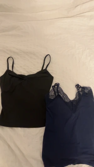 Svart linne, blått linne med spets båda XS! - 60kr för båda! Båda är i storlekarna XS och banden på den blåa går att spänna åt hur man själv vill ha dom! Skicket på dom är 9/10!🩷