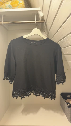 sååå snygg spetströjan!! 💗 - säljer denna sååå snygga tröjan med spetsdetaljer i storlek S från Zara! Säljer pga jag inte får användning av den längre, har inga större defekter! 💗 skriv om du har frågor eller för bilder på💗