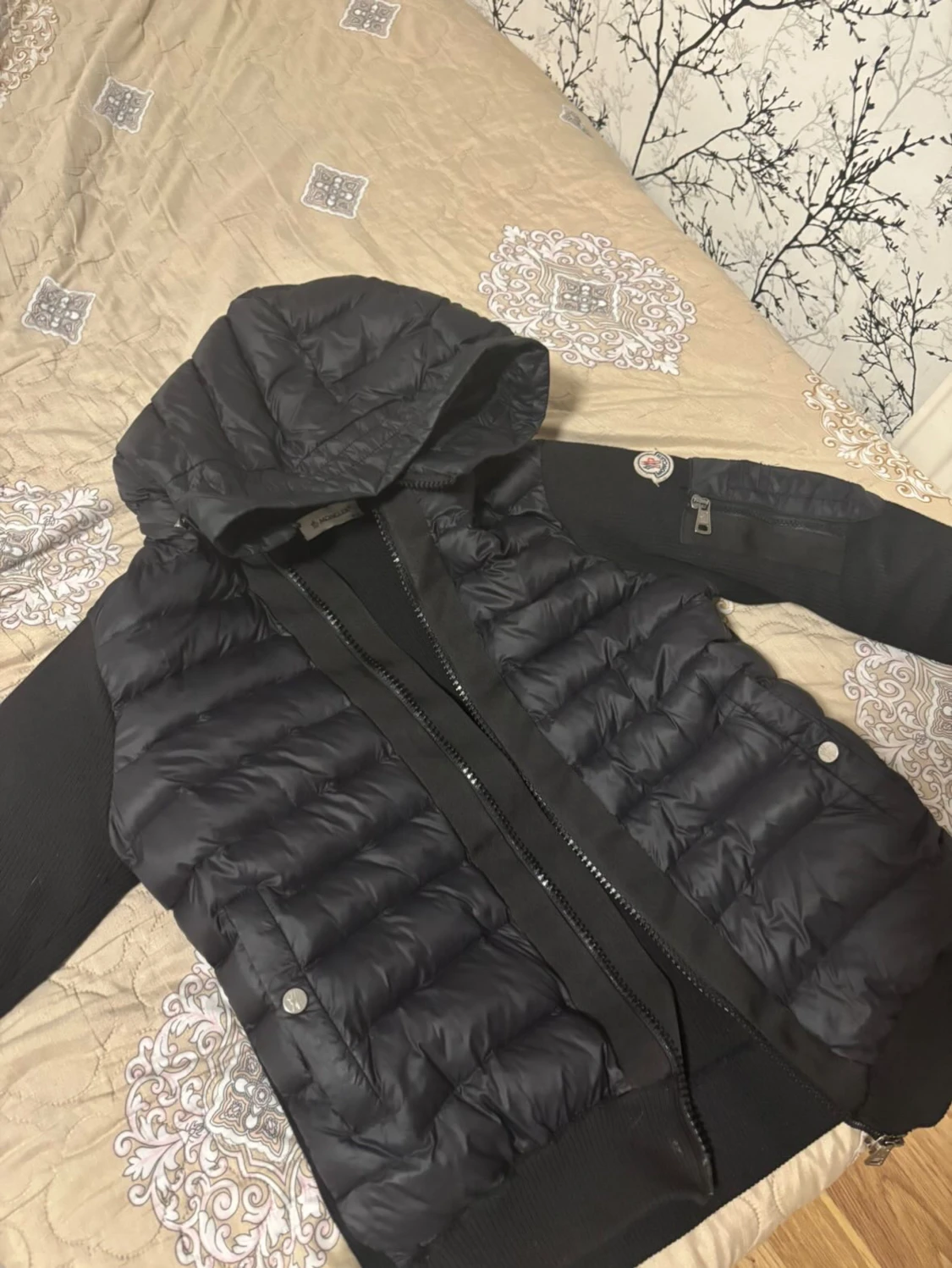 Svart Moncler pufferjacka med huva