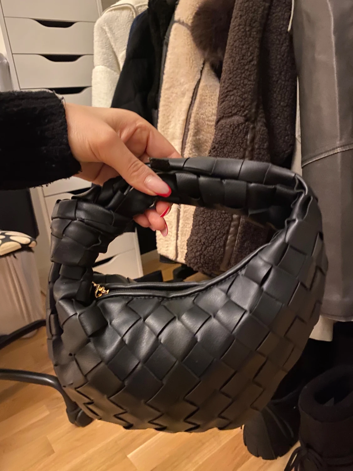 Svart flätad axelväska i skinn - 4