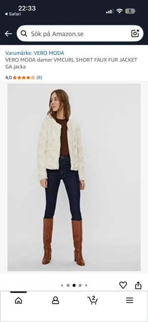 Svart pälsjacka från Vero Moda - Säljer en svart pälsjacka från Vero Moda med rund hals och knappar framtill. Jackan har en fluffig och mjuk yta i syntetmaterial och är helfodrad med glansigt tyg på insidan. Perfekt för dig som vill ha en cool och mysig look under höst och vinter. Kunde tyvärr inte hitta den riktiga bilden. 