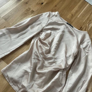Champagnefärgad satintopp med långa vida armar  - Helt ny topp från boohoo storlek xs 